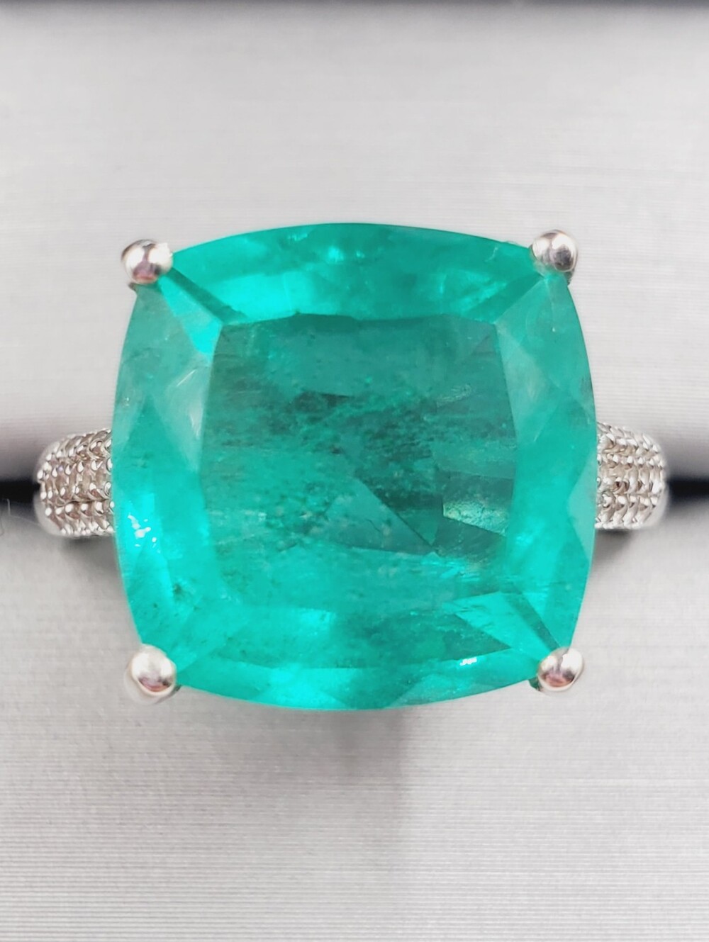 11.5 Carat Emerald Green Quartz & Zircon Platinum - 925 Sterling Silver Ring